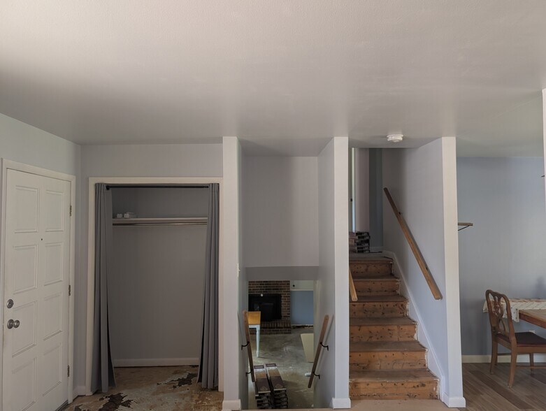 Building Photo - 204 E Swallow Rd