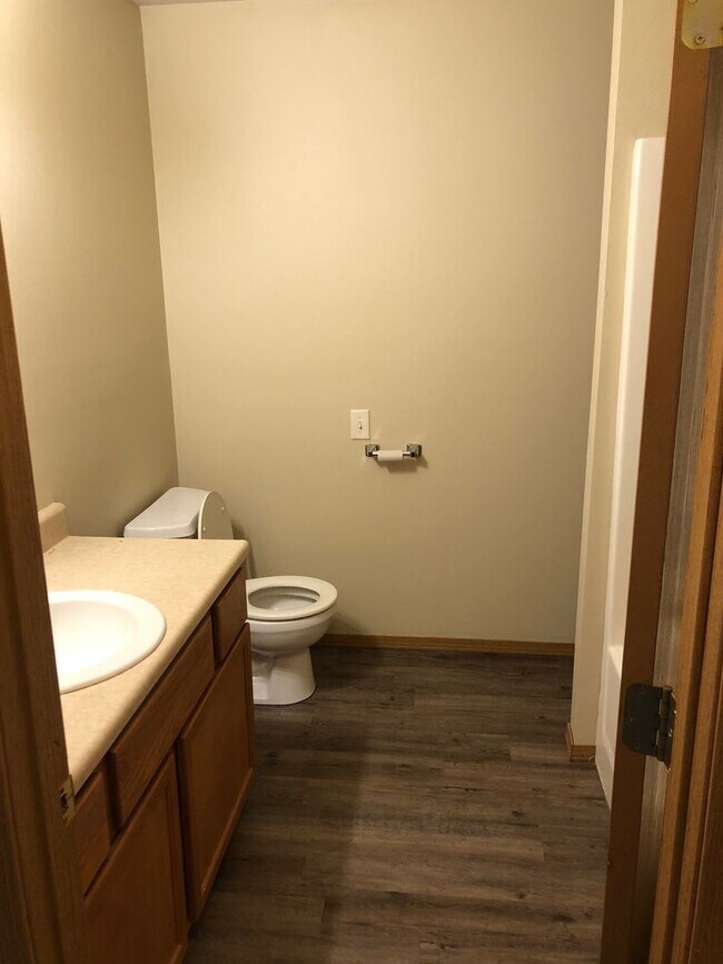 Building Photo - Updated 2 bedroom - 2 bath Duplex in Clever