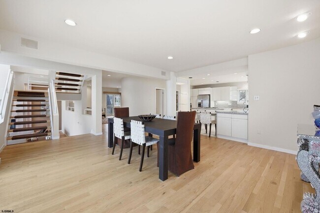 Building Photo - 119 S 11th Ave