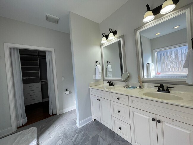 Building Photo - Fully Furnished, Short Term Rental, 1 Mont...