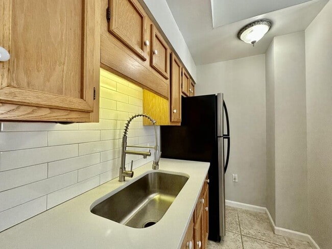 Building Photo - 229 N Poplar St