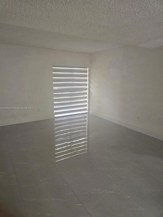 Building Photo - 9373 Fontainebleau Blvd