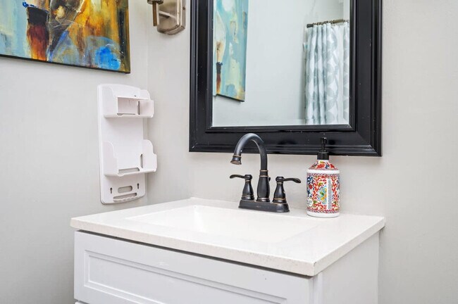 Building Photo - 300 W Peachtree St NW