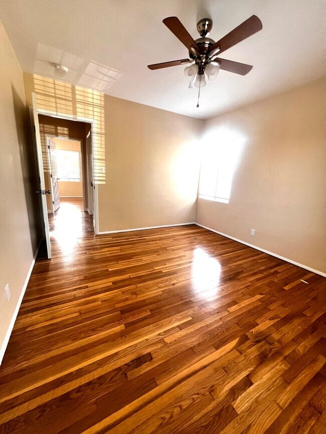 Building Photo - Single Family. 3-bed Home - Desireable Neighborhood!