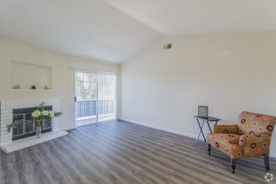 2BR, @BA - 1000 SF - Cirby Oaks Apartments