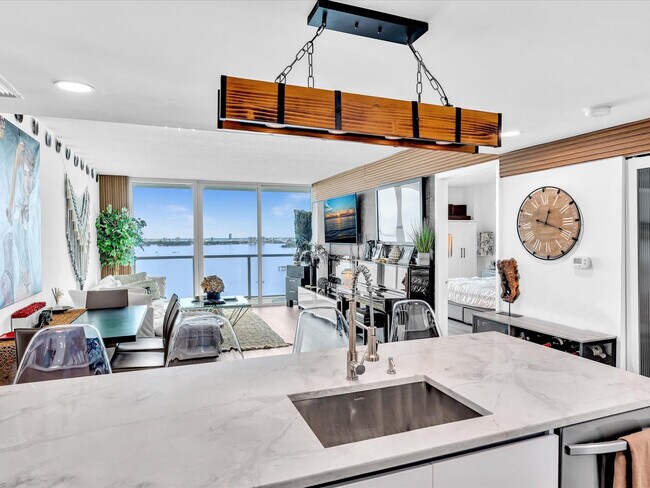 Building Photo - 665 NE 25th St