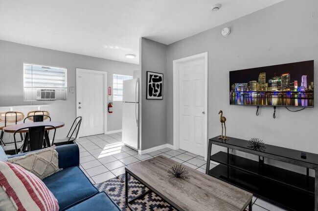 Building Photo - 117 SW 5th Ct