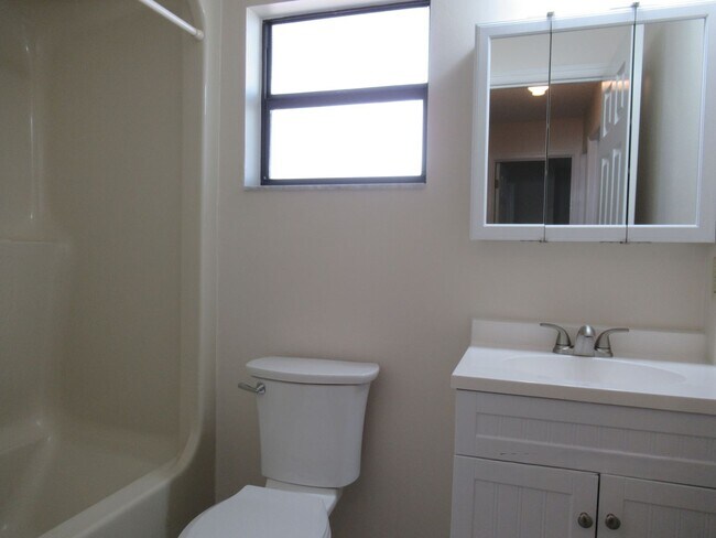 Building Photo - 2br/2ba Duplex with Lakeview