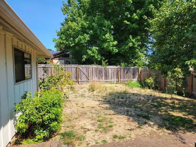 Building Photo - 3947 NW Tamarack Dr