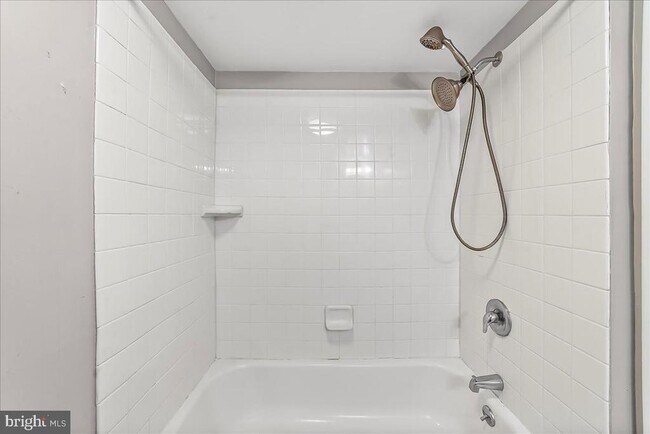 Building Photo - 3207 Valley Dr