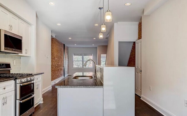 Building Photo - Bright 3-Bed, 2.5-Bath Gem Next to Patters...