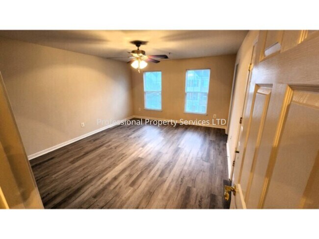 Building Photo - Luxury Townhome in the Villages of Urbana