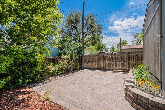 Building Photo - Don't miss this University Hills Home!