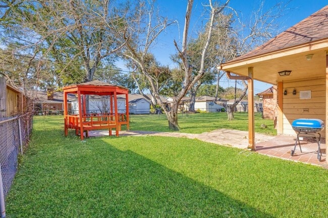 Building Photo - 1006 Bolton Dr