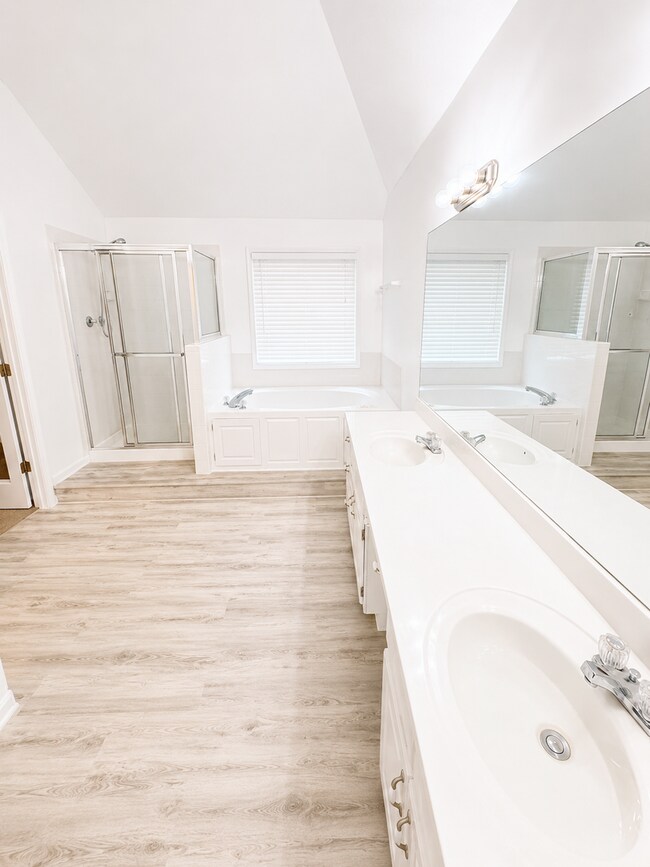 Building Photo - 4 bed/4.5 bath Overland Park Home with Multiple Entertainment Areas in Blue Valley