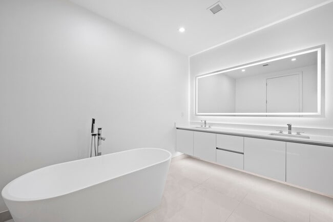 Building Photo - 220 Lake Shore Dr