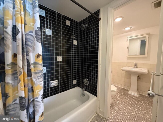 Building Photo - 5353 Columbia Pike