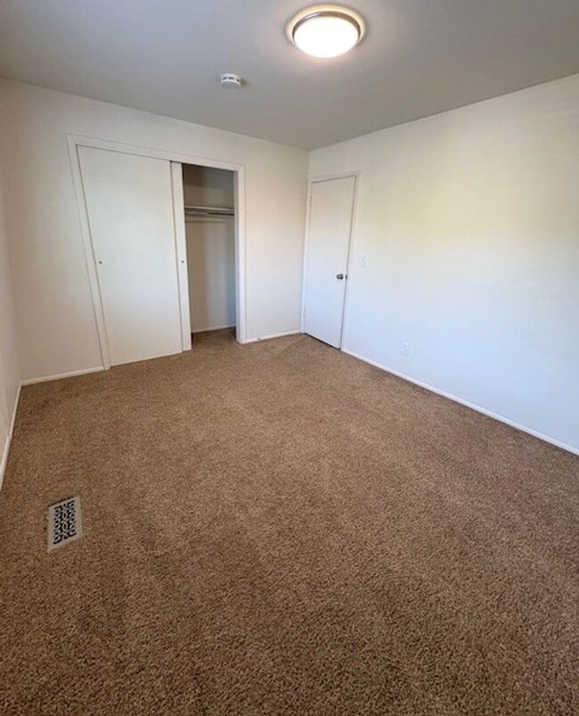 Building Photo - 2 Bedroom Apartment in Holladay!