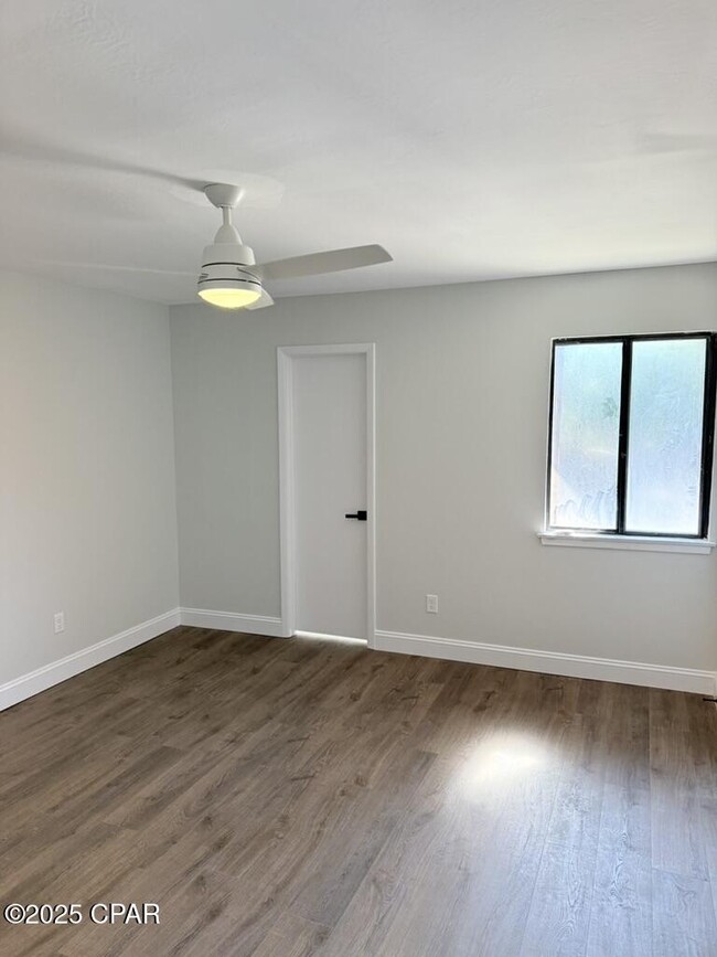 Building Photo - 401 E Beach Dr