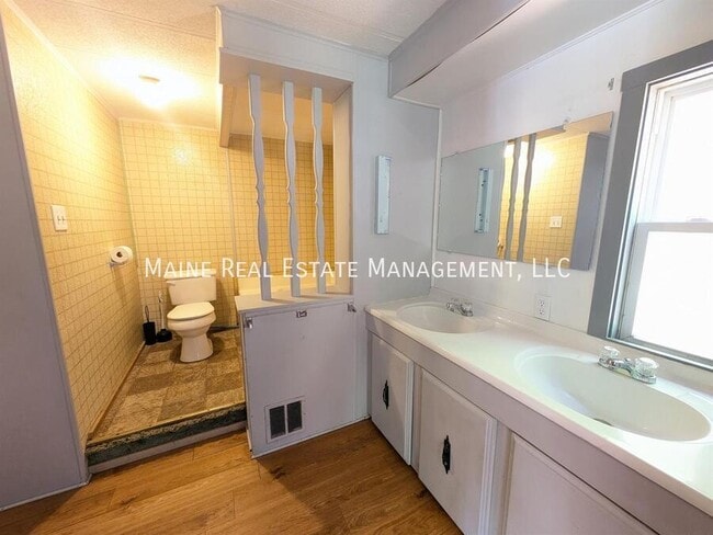 Building Photo - 72 Park Dr