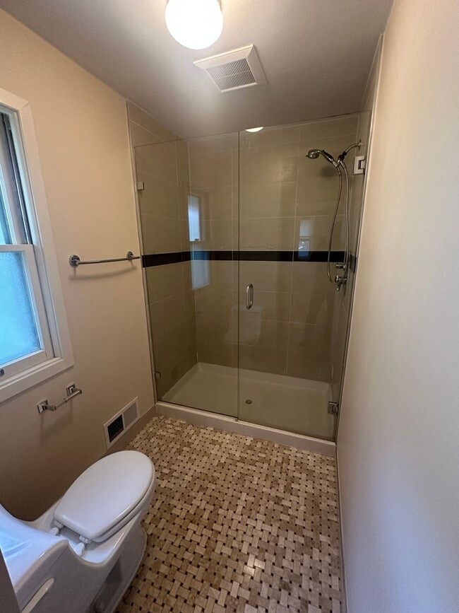 Building Photo - Luxury Living on Summit Ave! – Spacious 3B...