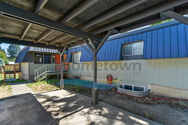 Building Photo - Large 4 Bedroom 2 Bathroom Home with Off S...
