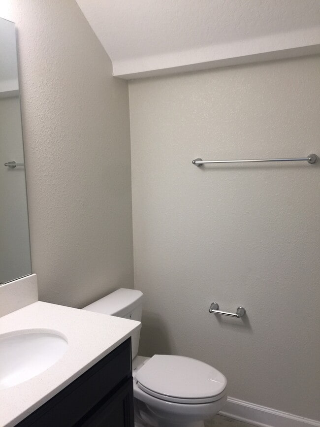 Building Photo - 4 Bedroom 3.5 Bath Townhome in The Vistas ...