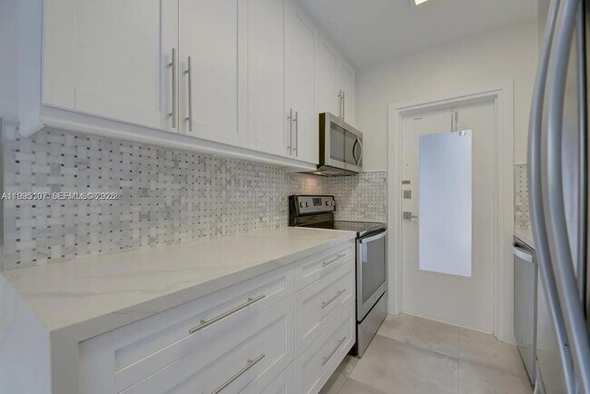 Building Photo - 81 Edgewater Dr