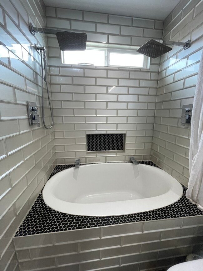 Building Photo - 6153 Kalaniana?ole Hwy