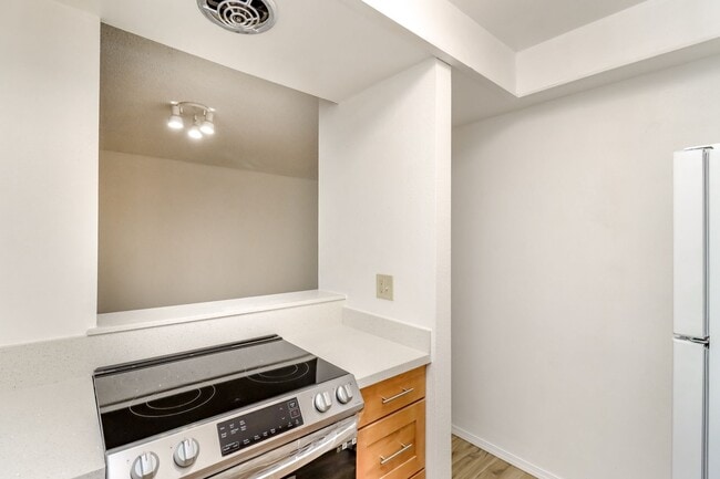 Building Photo - Bellevue Manor Condo, Great Location acros...