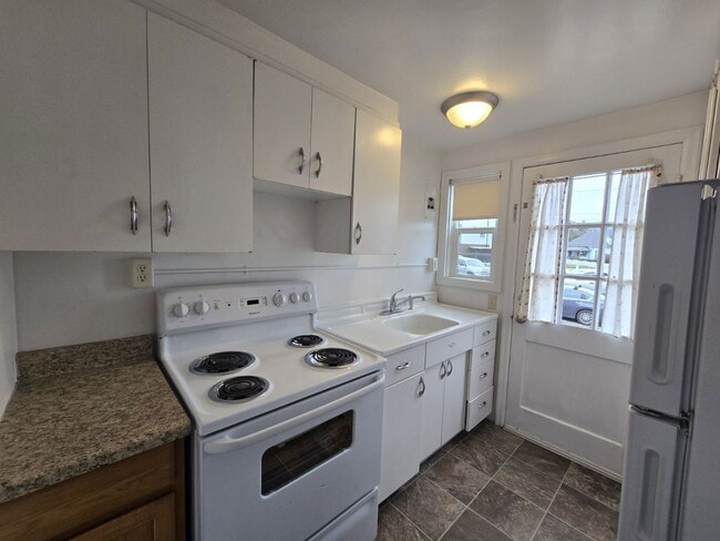 Building Photo - 451 NE Winchester St