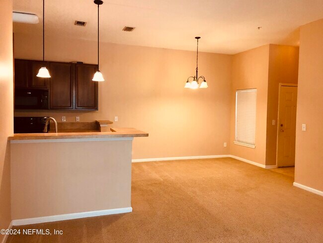 Building Photo - 7053 Snowy Canyon Dr