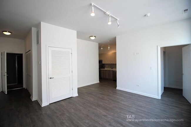 Building Photo - HUGE DUPLEX DOWN condo-quality 2 Bed/2.5 bath In the heart of Wrigley!