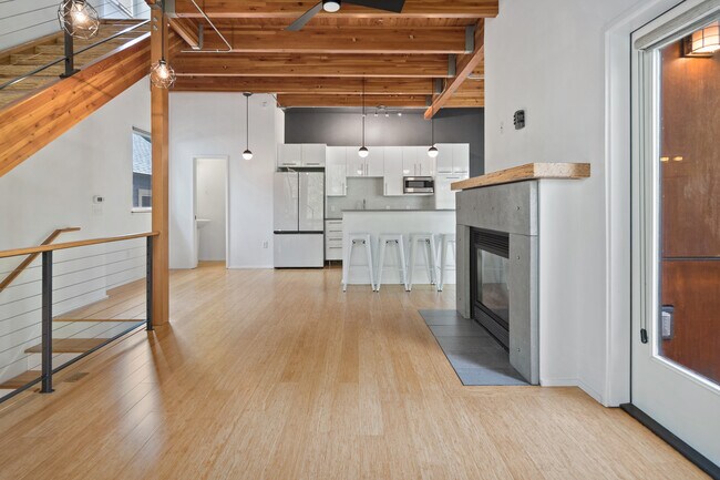 Building Photo - 504 NE Brazee St