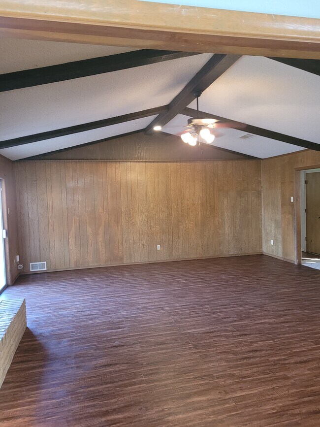 Large living room - 635 E Cherry St