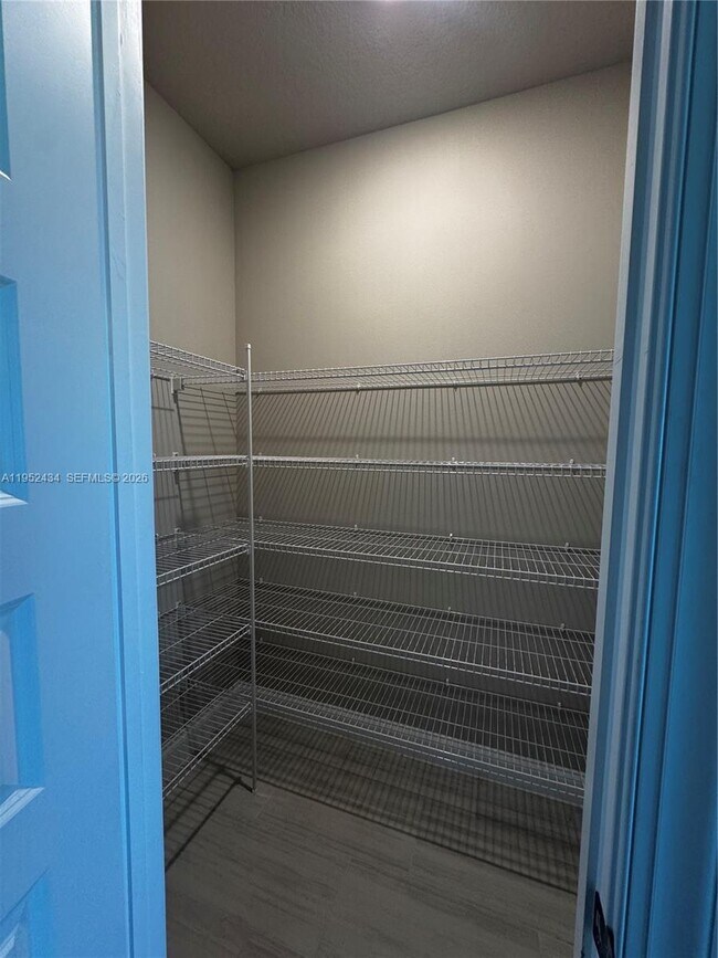 Building Photo - 6712 Cloverdale Ave