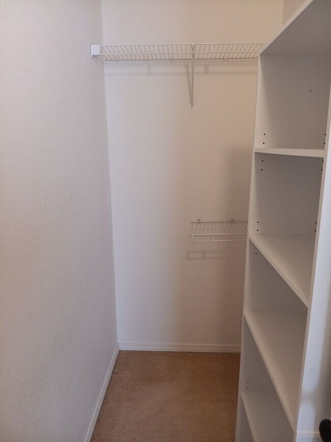 Building Photo - 6 Bedroom, 3 Bathroom Home located in NW a...