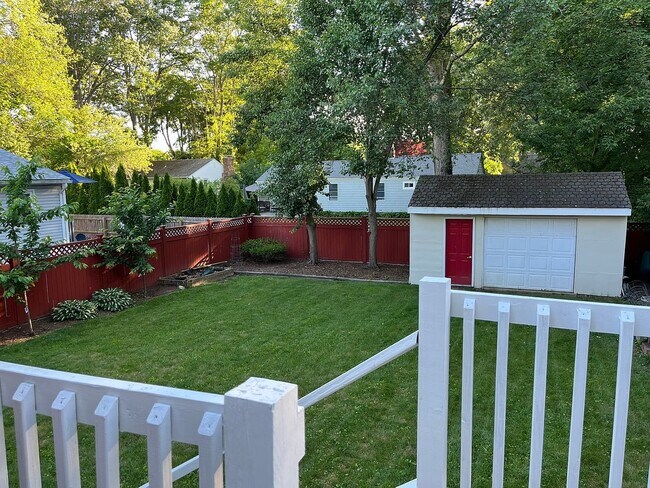 Building Photo - 331 Beachwood Dr