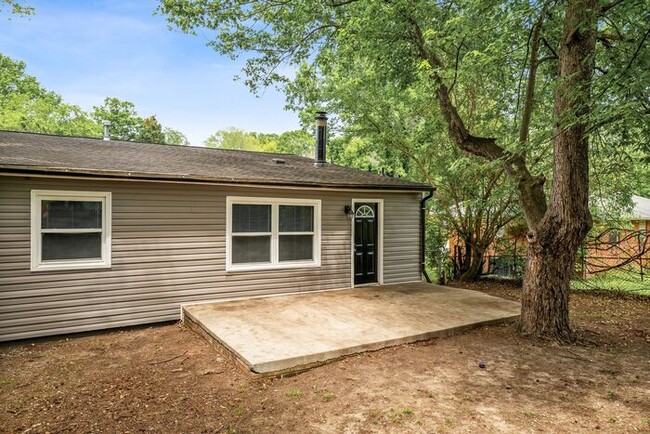 Building Photo - Home off Freeman Mill, Living Room Plus De...