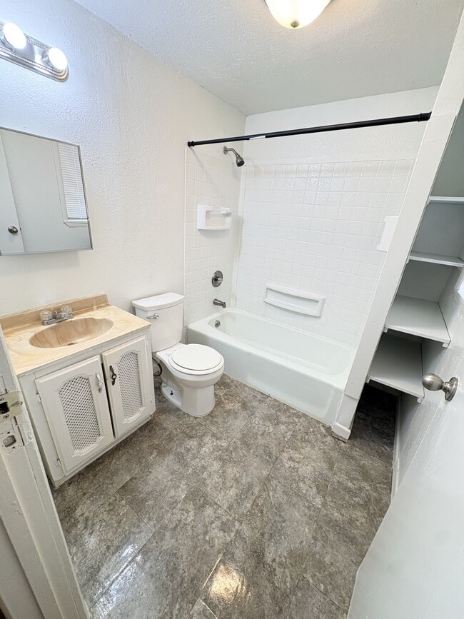 Building Photo - 704 Baylor St