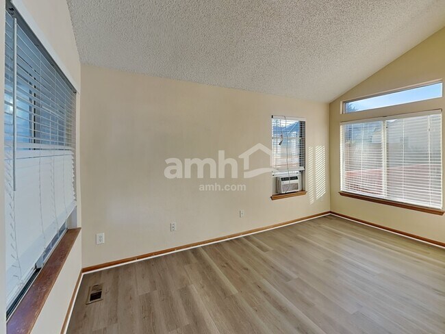 Building Photo - 8952 Cloverleaf Cir