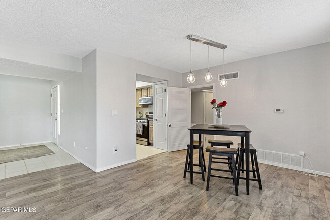 Building Photo - 6264 Escondido Dr