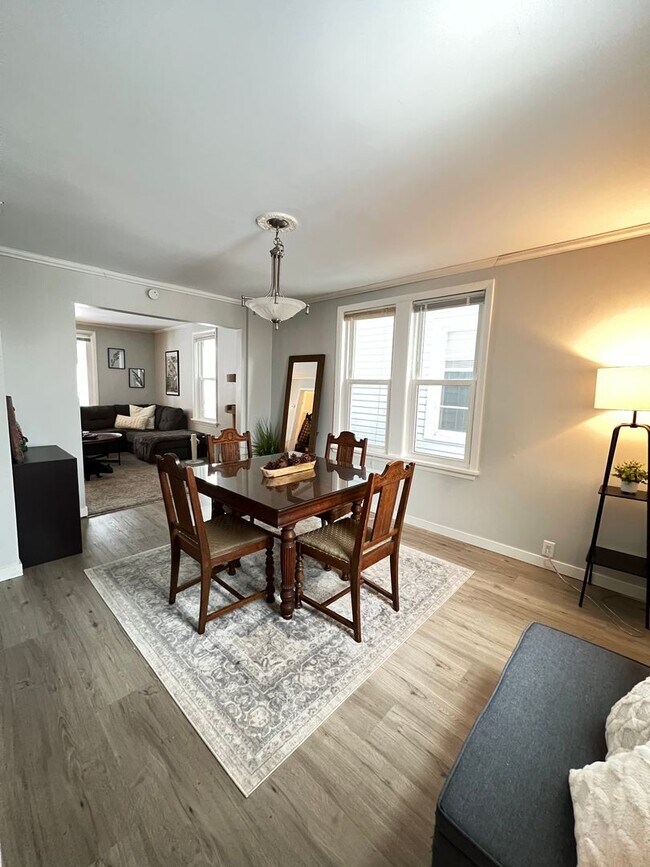 Building Photo - AVAILABLE JUNE 2026 - Renovated 3 Bed 1 Bath Home in East Duluth