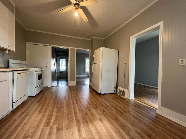 Building Photo - 415 E Broadway St