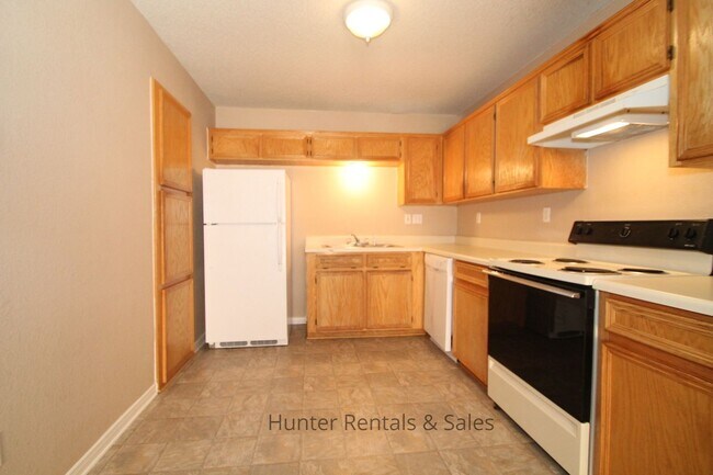 Building Photo - Delightful Duplex!