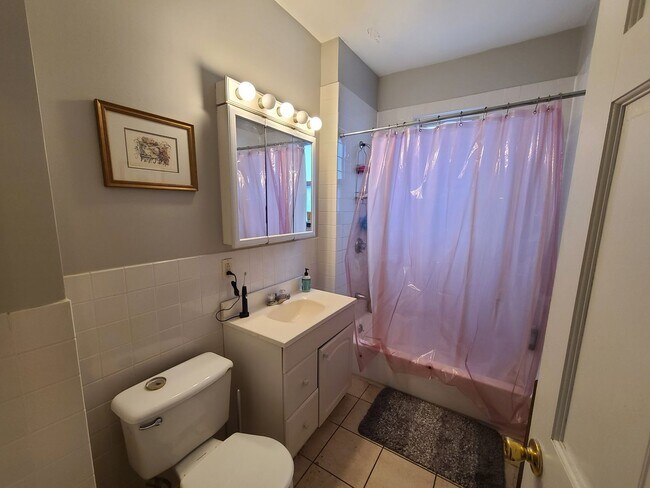 Building Photo - Off street parking - Close to Whole Foods / CVS - Renovated Kitchen