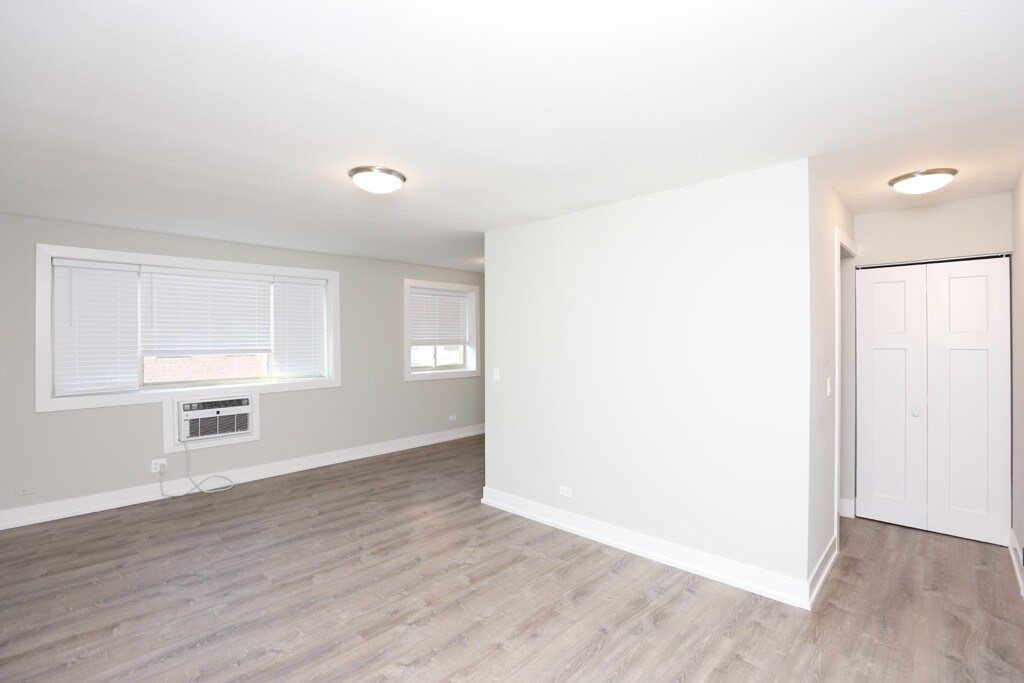 Building Photo - 533 W Surf St