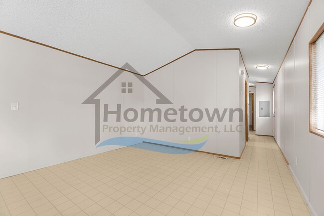 Building Photo - 2 Bedroom 1 Bath Home with Off-Street Park...