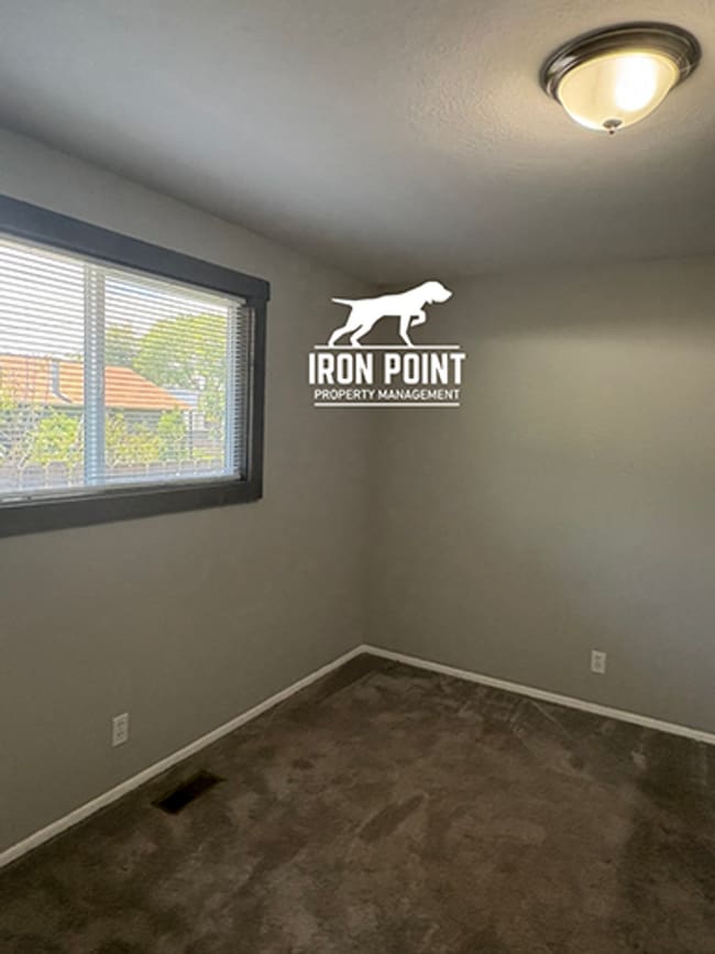 Building Photo - 3 Bed/1 Bath off Broadway near downtown Boise & BSU - Landscaping Included.