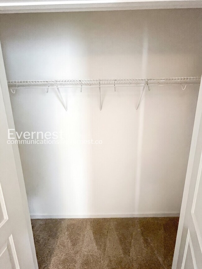 Building Photo - Charming Modern Home / 5 beds 3.5 baths / Garage attached / Fenced-Yard / Available now!